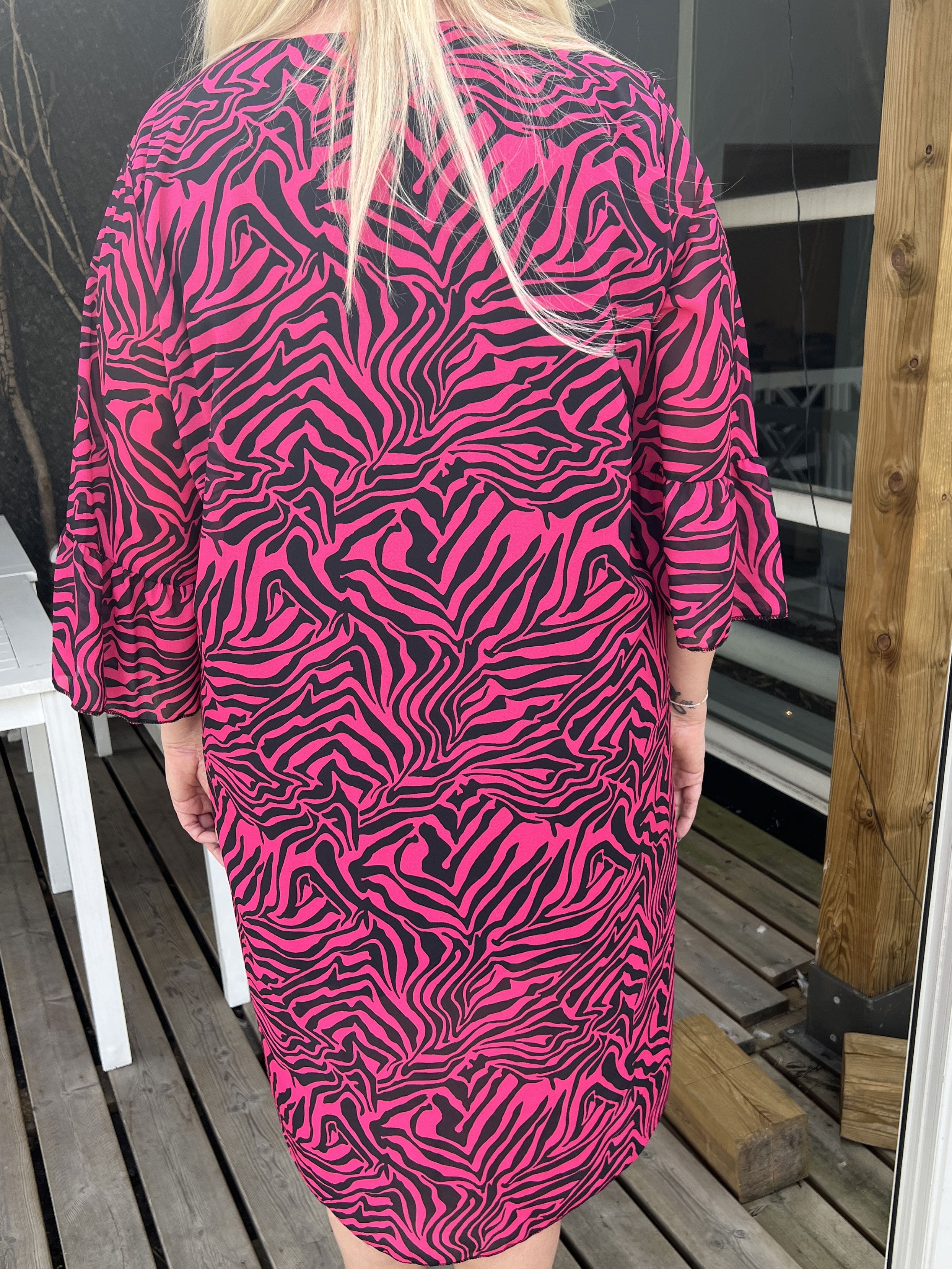 Olive - Zebramönstrad klänning med fin ärm i plus size